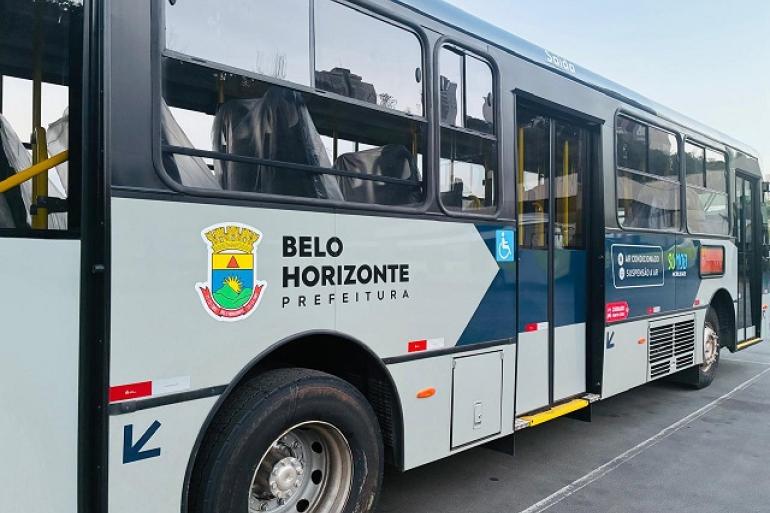 Obras de pavimentação alteram trajetos de ônibus em Venda Nova Imagem mostra a lateral de um ônibus urbano identificado com o brazão da Prefeitura de Belo Horizonte.