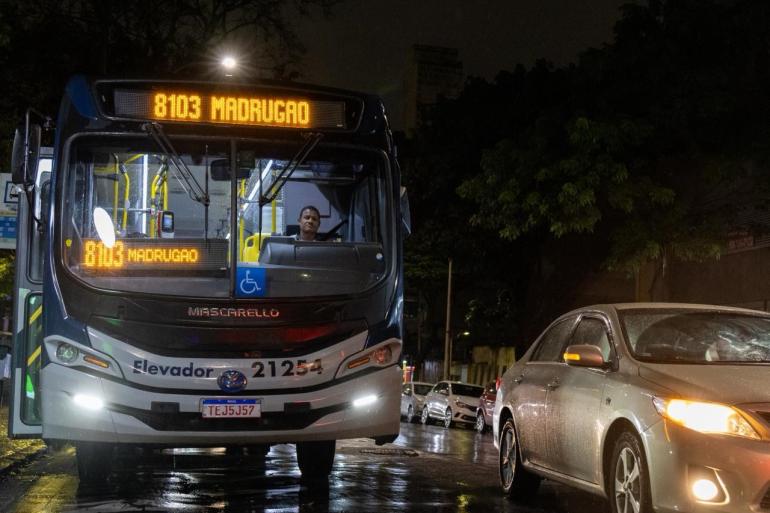 Foto de um ônibus da linha 8103 com o letreiro Madrugão