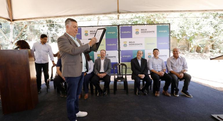 Álvaro Damião assina ordem de início de construção de três Centros de Saúde