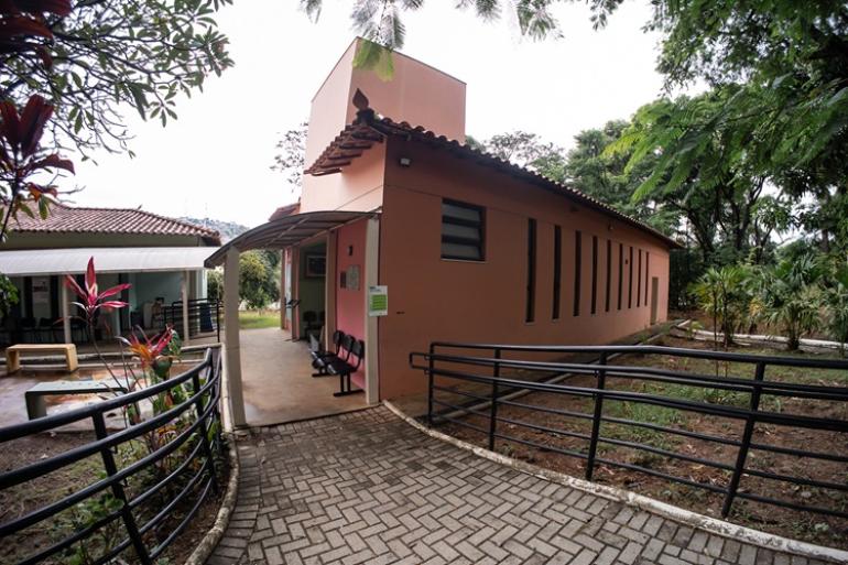 Centros culturais da Pampulha e Venda Nova oferecem programação gratuita e variada em agosto A imagem mostra a área externa de parte do equipamento cultural, revelando uma rampa de acesso pavimentada com blocos de concreto cinza e um edifício térreo pintado em tom terracota.