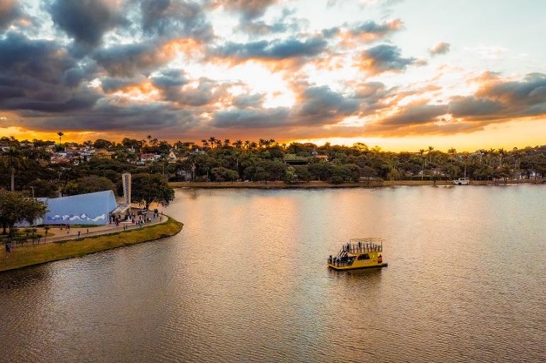 Barco turístico navega na Lagoa da Pampulha . A foto mostra a Igreja São Francisco.