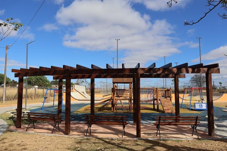 Imagem mostra área 2 do Parque Maria do Socorro onde há um pergolado e ao fundo há brinquedos.