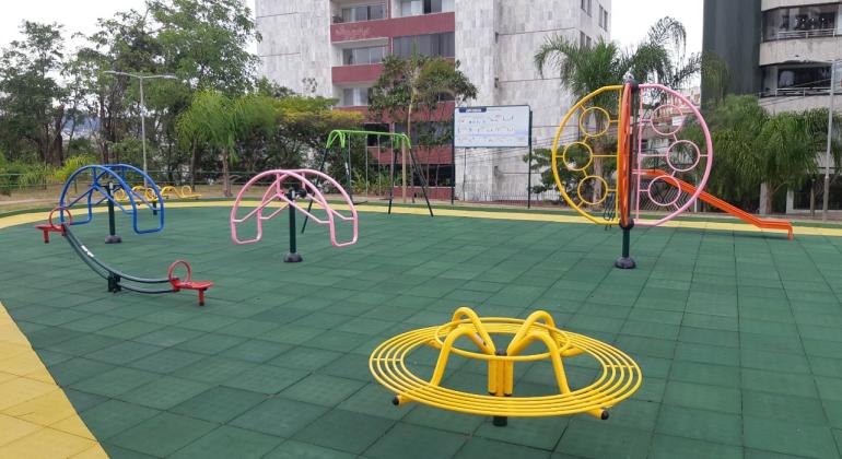 Parques são reabertos com equipamentos acessíveis e o primeiro espaço para cães Parques são reabertos com equipamentos acessíveis e o primeiro espaço para cães