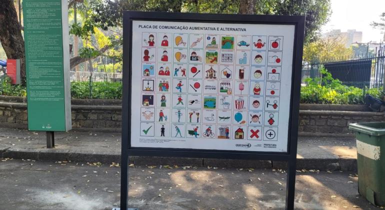 Parque Municipal recebe placa de Comunicação Aumentativa e Alternativa