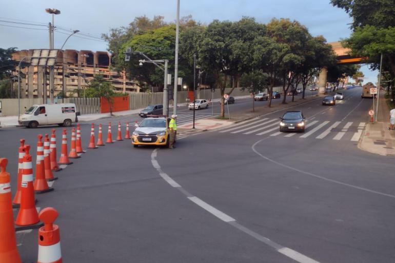 Operação para o evento “Cê tá Doido” terá linha especial para o Mineirão, neste sábado (29) Via próximo ao Mineirão e Mineirinho sinalizada com cones e um agente da BHTrans fora da viatura monitorando o trânsito