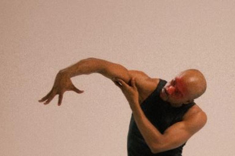 O Projeto Terça da Dança, realizado pelo Centro de Referência da Dança de Belo Horizonte (CRDançaBH), recebe na próxima terça-feira (17), às 19h, no Teatro Marília, o espetáculo “Partituras Corporalizadas”, de Maxmiler Junio. 