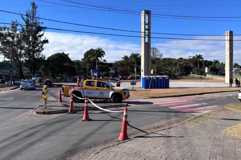 Operação de trânsito para a Corrida do Galo na Pampulha, neste domingo (16) Carro da BHTrans parado em frente à Praça da Pampulha, em dia de céu azul, com área demarcada por cones