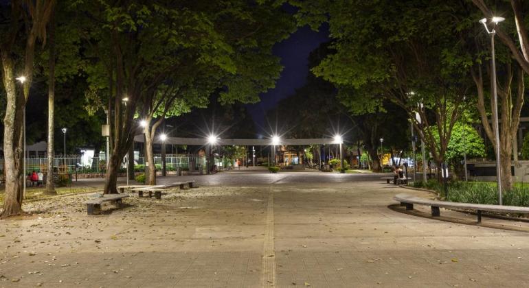 Pesquisa revela satisfação dos belo-horizontinos com iluminação pública Imagem da iluminação na Praça do Santa Tereza
