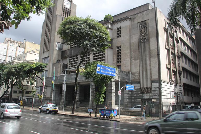 Belo Horizonte proíbe a divulgação de bets em espaços públicos Prédio da Prefeitura de Belo Horizonte na entrada da Afonso Pena, com carros passando na rua e viatura da Guarda Municipal estacionado na porta