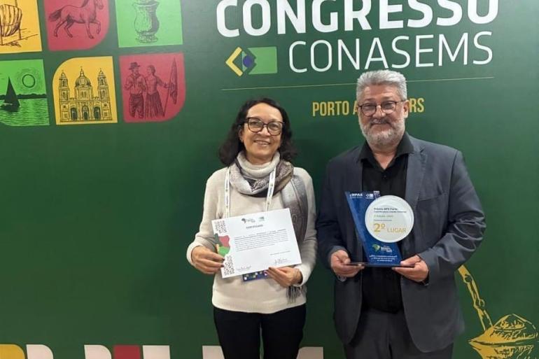 Programa de Belo Horizonte é destaque em principal Congresso de saúde pública do país O secretário Miguel Duarte e a gerente do CMO, Romilda Euzébio Araújo, seguram um certificado e uma placa com a premiação para Belo Horizonte