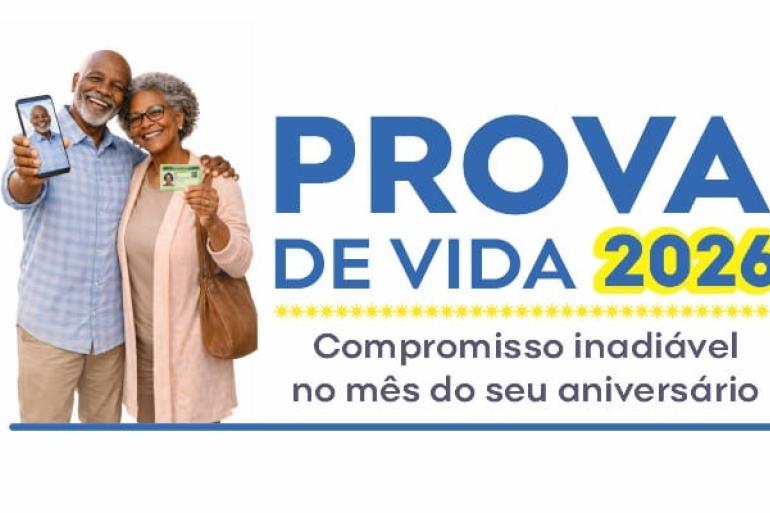 Na imagem um casal de pessoas com mais de 60 anos mostra os documentos de identidade. A mulher está com uma bolsa marrom e o homem está vestido com uma camisa azul. Ao lado da imagem tem o título Prova de Vida 2026 e uma frase dizendo que esse é um compromisso inadiável no mês do aniversário.