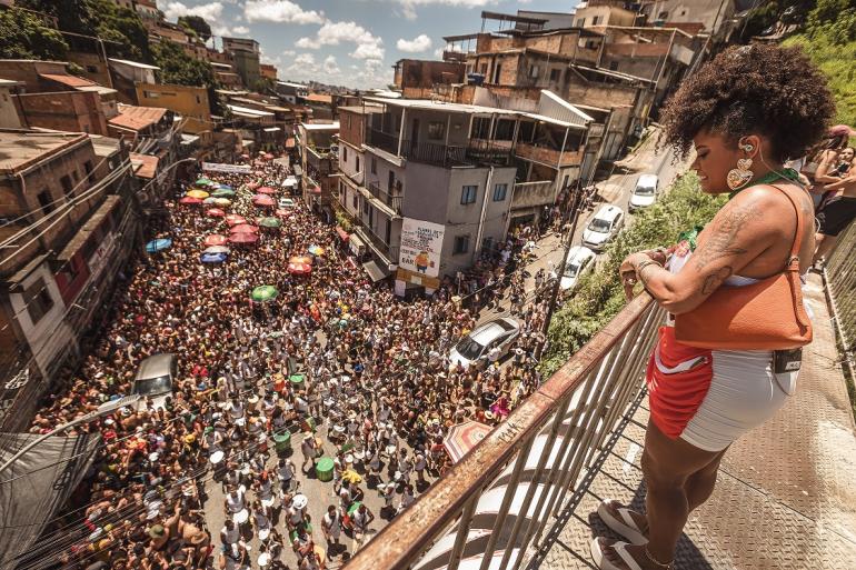 Edital de patrocínio para três edições do Carnaval é publicado pela PBH e oferece vitrine para marcas Bloco Seu Vizinho desfila pelas ruas de Belo Horizonte, acompanhado por grande público, enquanto uma das integrantes acompanha a apresentação.