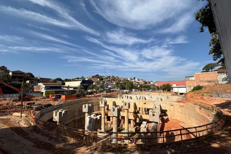 Prefeitura de BH abre licitação para conclusão das obras do Reservatório Vilarinho II, em Venda Nova Foto da estrutura de concreto do Reservatório Profundo Vilarinho II, em formato de círculo, com o céu azul