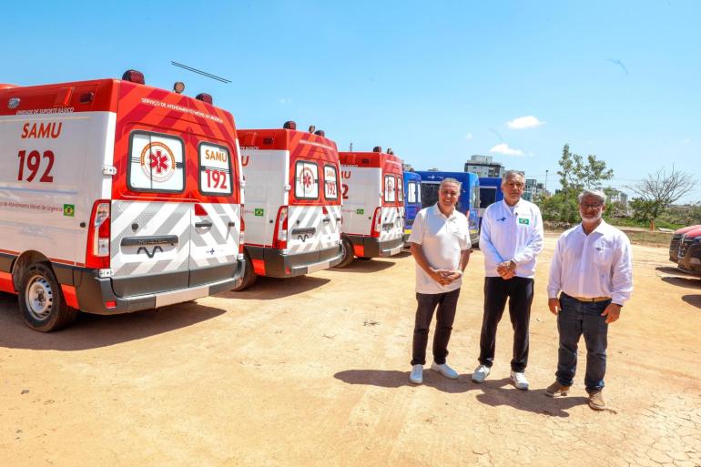 PBH recebe quatro novas ambulâncias para renovar frota do SAMU Prefeito Álvaro Damião, ministro Alexandre Padilha e secretario Márcio posam em frente à quatro ambulãncias do SAMU.