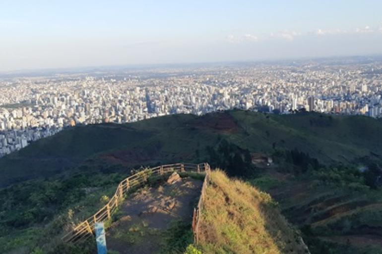 Parque da Serra do Curral comemora 14 anos com mais uma edição da Trilha Interpretativa Imagem do Mirante 3 do Parque Serra do Curral em primeiro plano, com a mancha urbana de BH, com edificações, ao fundo