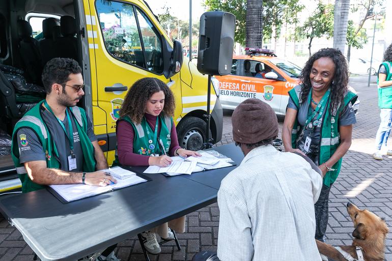 PBH apresenta Serviço Especializado de Abordagem Social em ação no Centro Três assistentes sociais, de colete verde, fazem atendimento a homem em situação de rua
