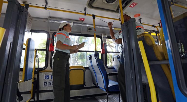 Fiscalização da Prefeitura remove dois ônibus para o pátio do Detran