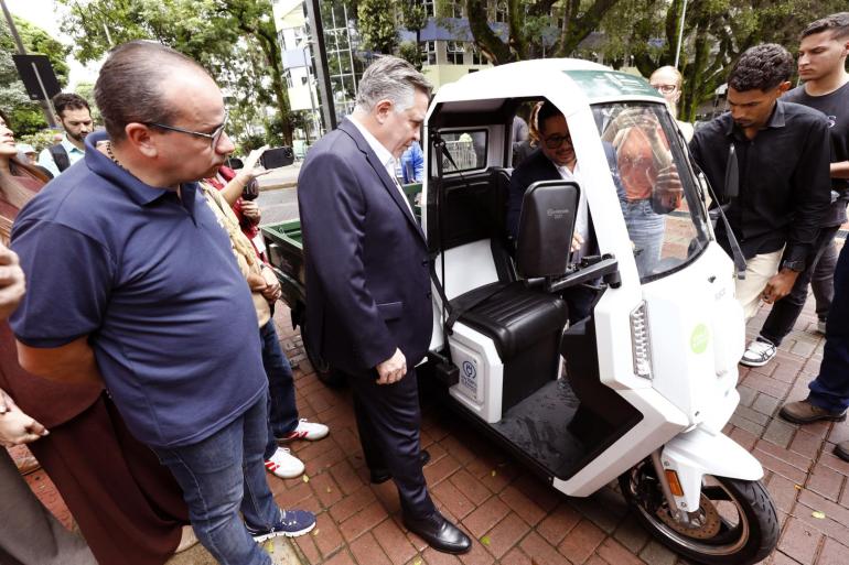 PBH lança programa de benefícios para carroceiros e apresenta triciclo elétrico para substituir carroças
