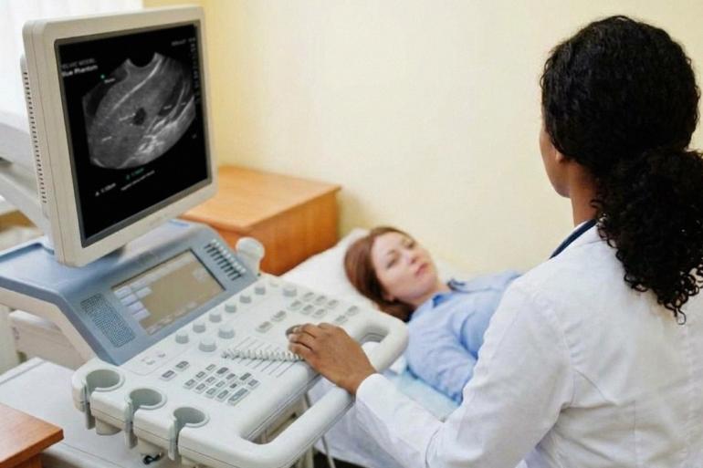  Fotografia de um ambiente médico durante a realização de um exame de ultrassom.