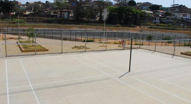 Moradores do Barreiro ganham área social e de lazer no entorno do córrego Túnel-Camarões Moradores do Barreiro ganham área social e de lazer no entorno do córrego Túnel-Camarões