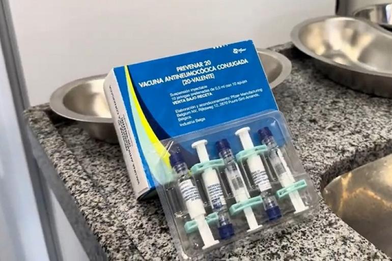 PBH começa nesta terça-feira (29) a imunizar idosos a partir de 85 anos com a vacina Pneumo A imagem mostra uma caixa com doses da vacina Pneumo 20, em uma bancada de granito.