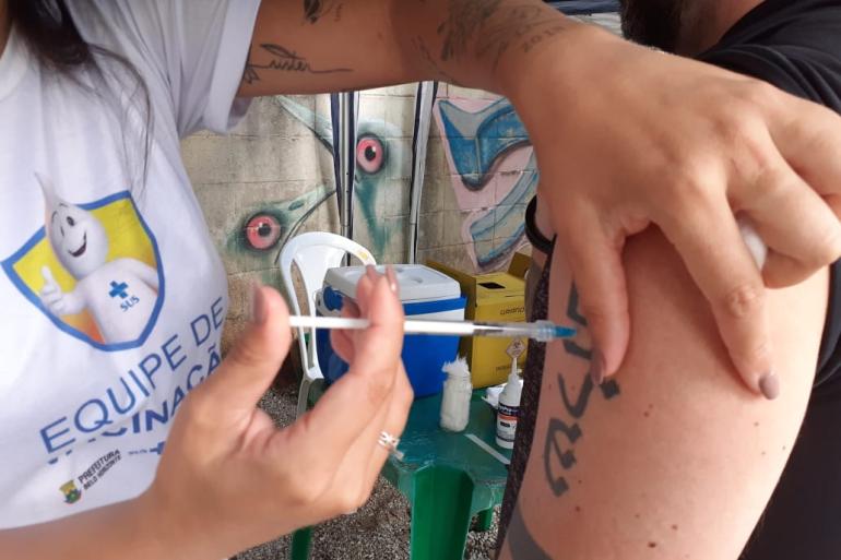 Equipe da Saúde aplica vacina em campanha de imunização da Prefeitura de BH
