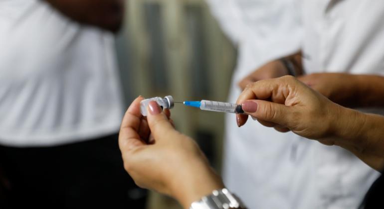 Aplicação da vacina bivalente contra a covid-19 para pessoas de 18 a 59 anos Aplicação da vacina bivalente contra a covid-19 para pessoas de 18 a 59 anos