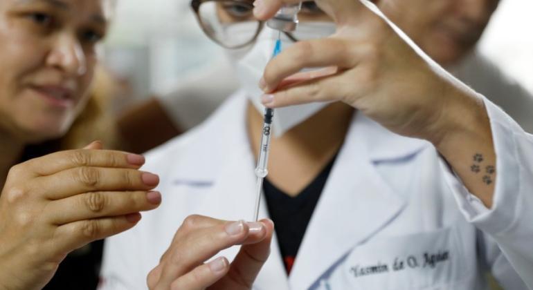 Centros de saúde abertos no sábado terão vacinas contra gripe, covid e meningite