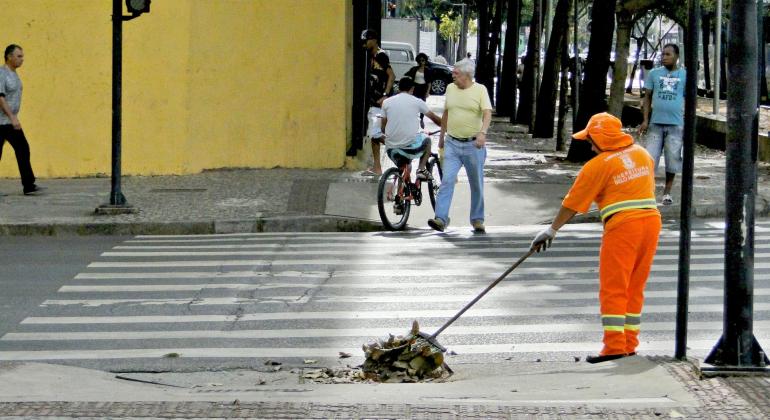Prefeitura amplia frequência dos serviços de capina e varrição na cidade