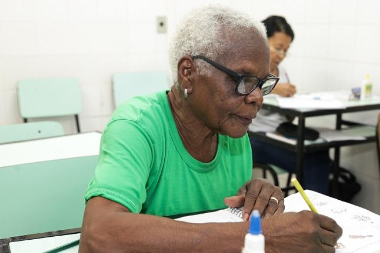 Educação de Jovens e Adultos leva à sala de aula 230 alunos acima de 80 anos em BH