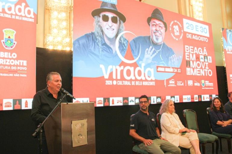Alceu Valença e Jorge Aragão estão entre as atrações da 11ª Virada Cultural de BH, que vai ter transporte gratuito Prefeito Álvaro Damião falando em pupito sobre Virada Cultura e um telão com as atrações no fundo