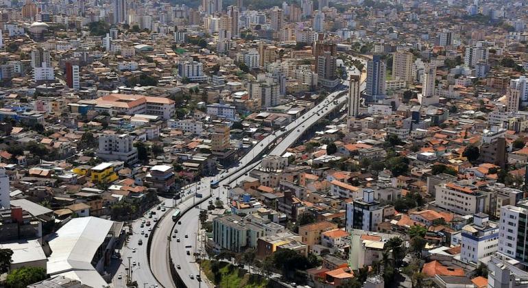 Donos de 122 mil imóveis poderão ser beneficiados por parcelamento do IPTU 2020 Vista aérea de Belo Horizonte