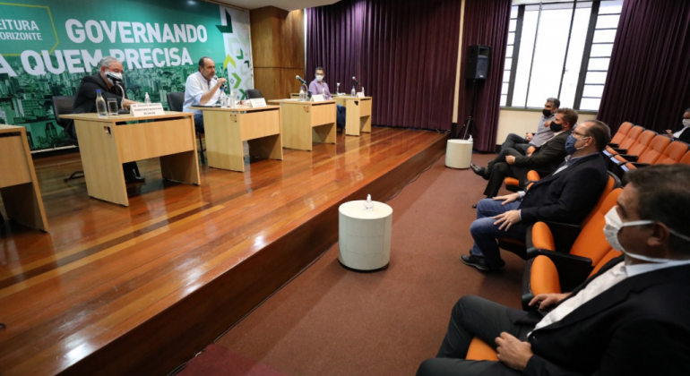 Prefeito Alexandre Kalil e Comitê se reúnem com comerciantes Prefeito de Belo Horizonte em reunião com comerciantes da capital