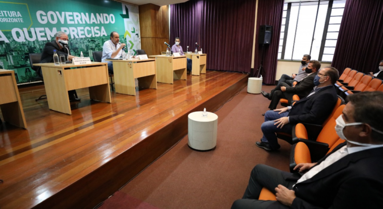 Prefeito de Belo Horizonte em reunião com comerciantes da capital