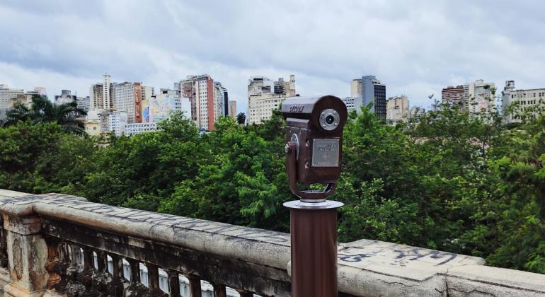 Lunetas para observação da paisagem urbana serão reinstaladas na rua Sapucaí