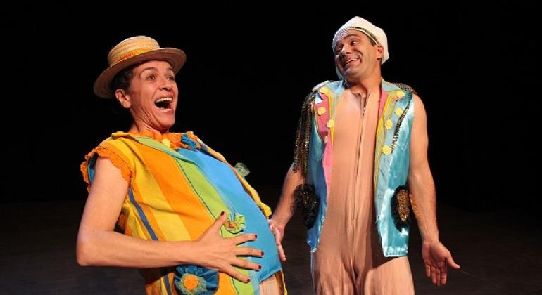 Cia do Silêncio encena o espetáculo “O pequenino grão de areia” no Teatro Marília