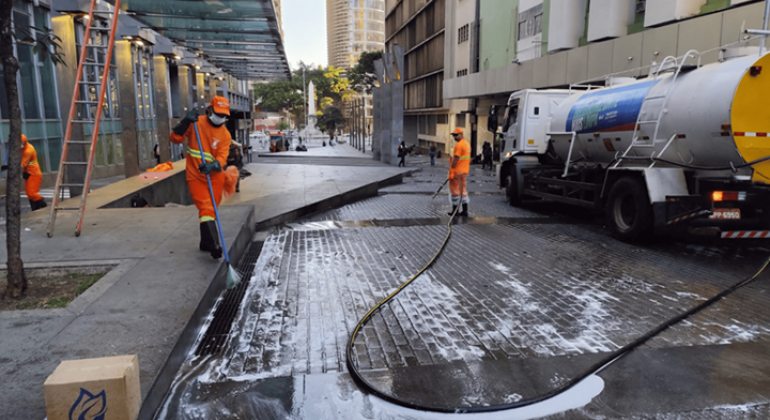 Prefeitura promove mutirão para reforçar a limpeza diária da Praça Sete