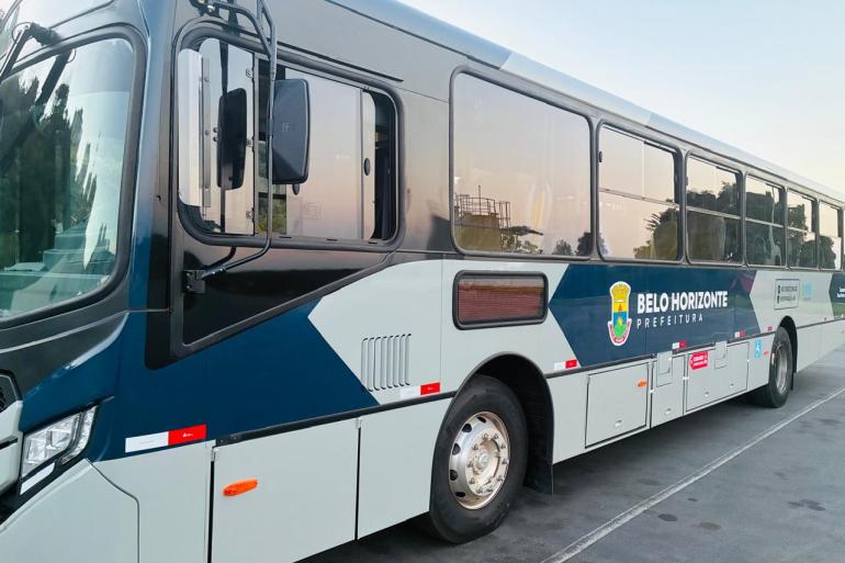 Imagem de ônibus do transporte público de Belo Horizonte, com cores azul escuro e cinza