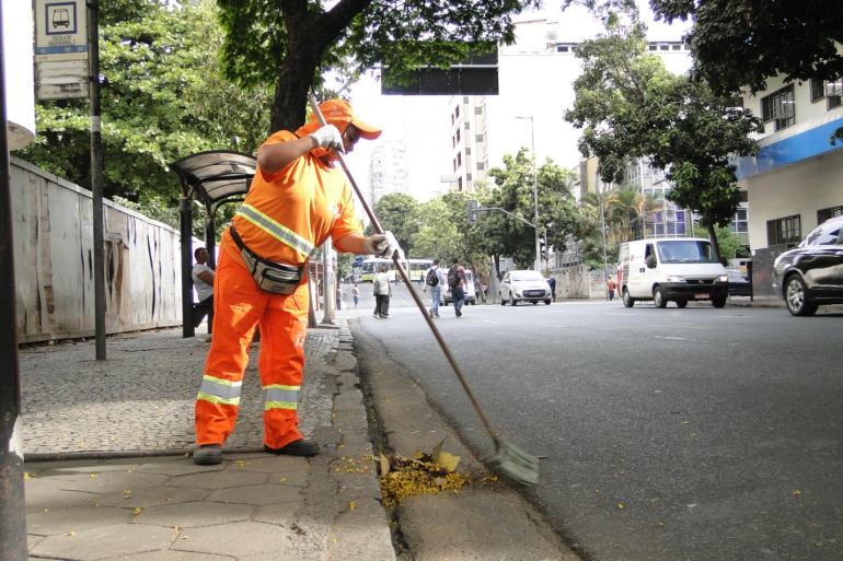 Trabalhadora da SLU participa da varrição em rua de Belo Horizonte
