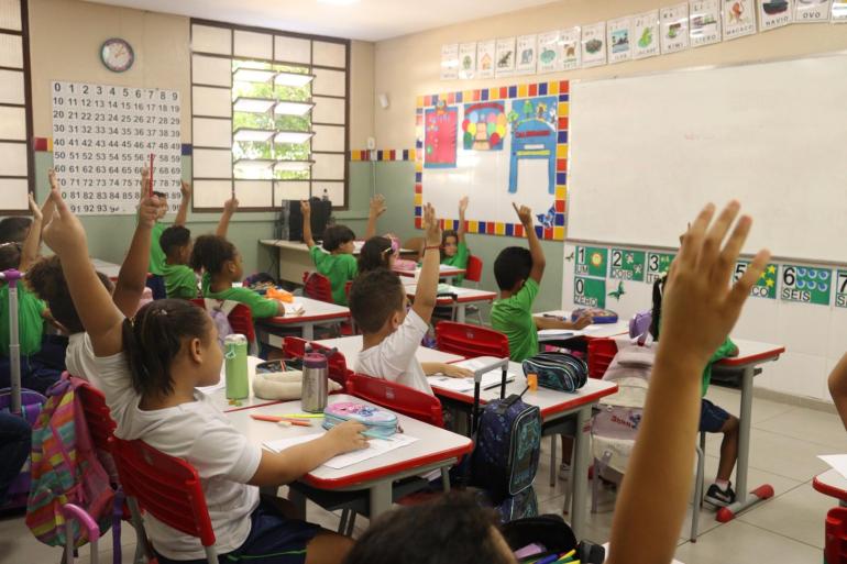 PBH lança página para famílias consultarem calendário de reposição de aulas na Rede Municipal Alunos da rede municipal de ensino participam de atividade em sala de aula.