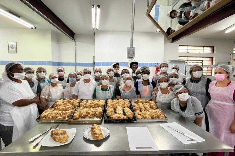 Cursos do Trilhas da Gastronomia começam neste semestre com aula de especialista em pães artesanais Grupo de pessoas participa de curso de panificação
