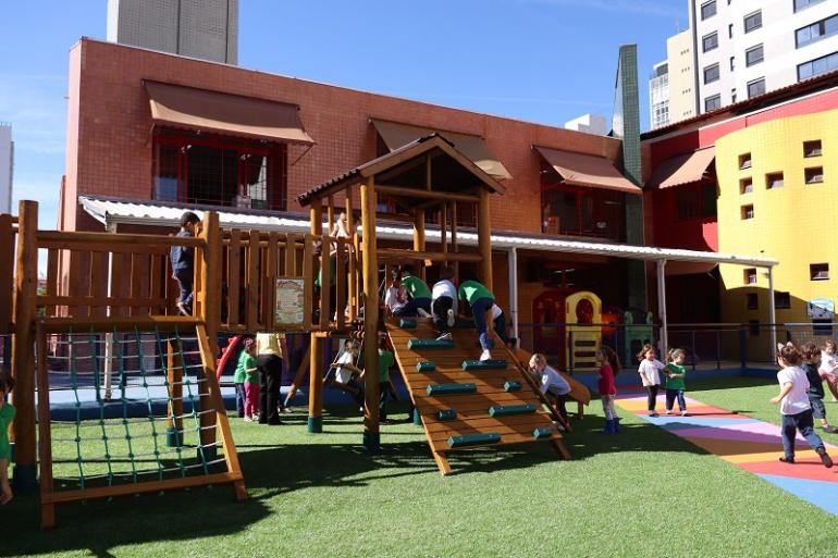 Volta às aulas na Emei Vila Estrela é marcada por inauguração de novo playground Crianças brincando no novo playground da Vila Estrela