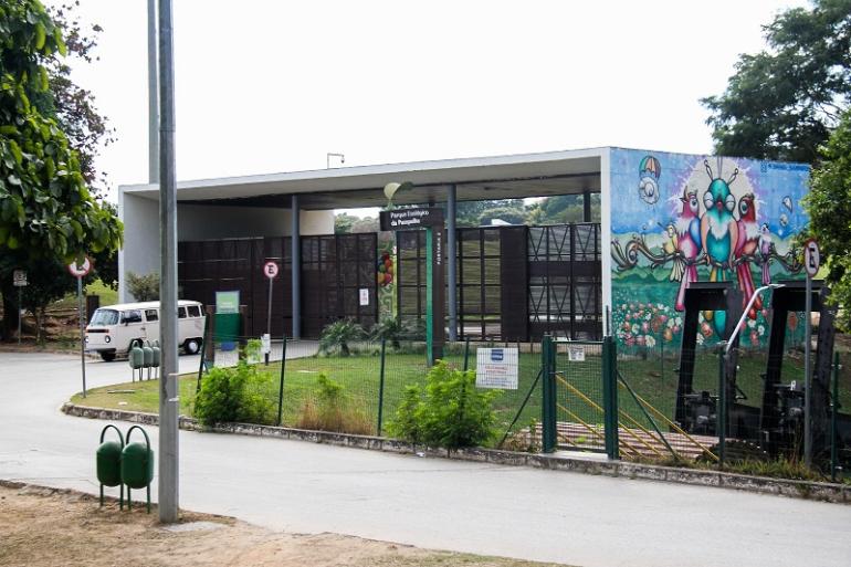 Operação de trânsito para o Festival Sensacional terá a Linha Especial 55 neste sábado (8) e domingo (9) Imagem mostra a entrada do Parque Ecológico com uma Kombi na porta.