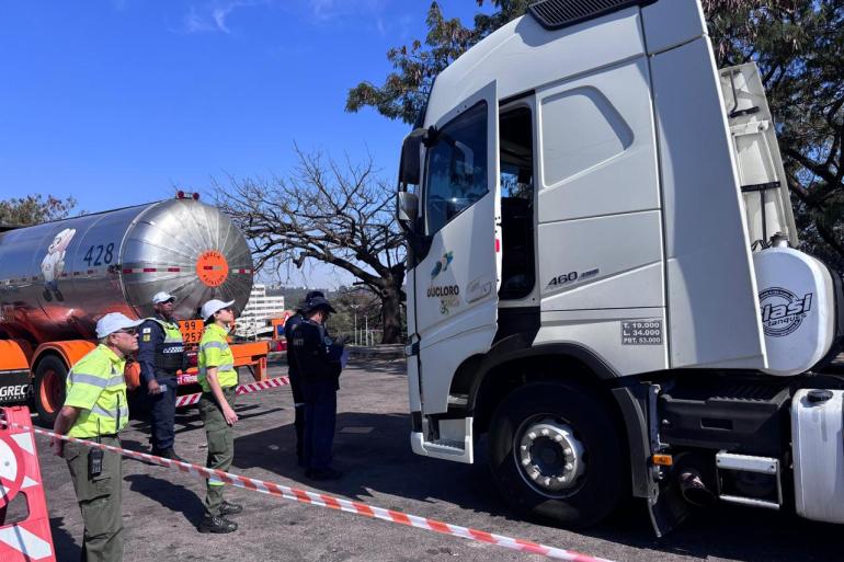 Órgãos da PBH participam de fiscalização conjunta de caminhões com cargas perigosas no Novo Anel Agentes da BHTRANS e da Guarda Municipal acompanham a fiscalização de veículo de transporte de carga perigosa realizada pela ANTT, no Novo Anel Rodoviário de BH