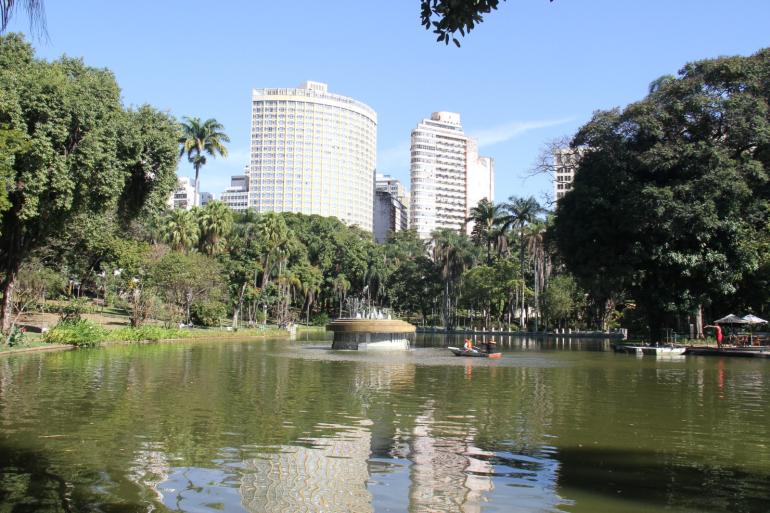 Confira o funcionamento da PBH no feriado da Assunção de Nossa Senhora Lago do Parque Municipal, com pedalinho e prédios do Centro de BH ao fundo