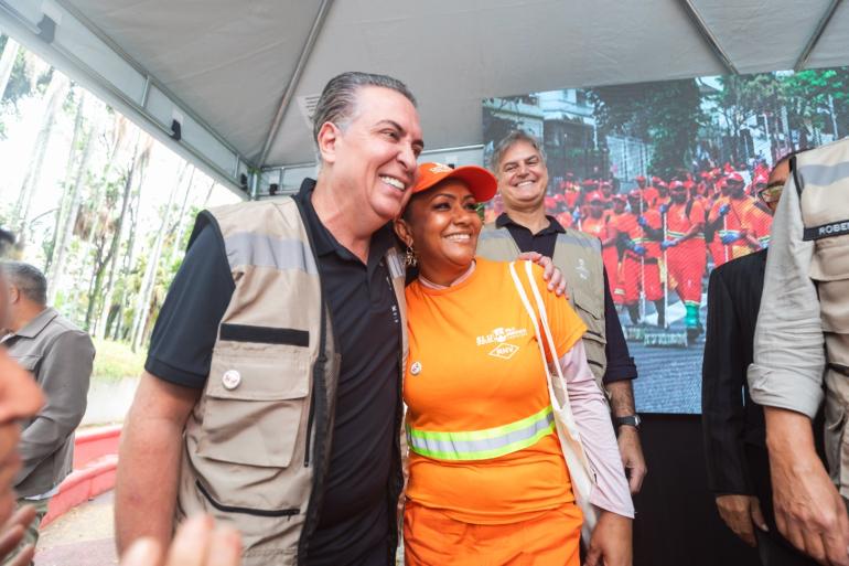 SLU vai revisar Plano Municipal Integrado de Resíduos Sólidos, reforçando compromisso da PBH com gestão sustentável O prefeito Álvaro Damião abraça servidora da limpeza urbana em evento no Parque Municipal pelos 53 anos da SLU.