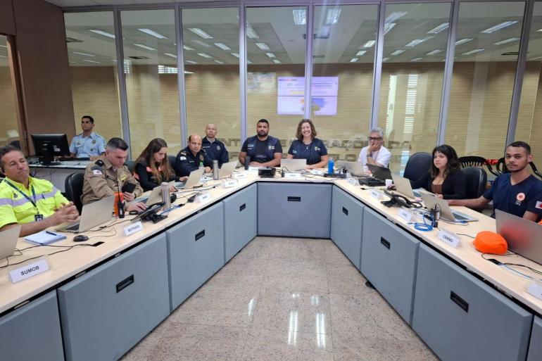 Posto de Comando ficará ativado por 28 horas no COP-BH para reforçar o monitoramento durante a Virada Cultural Foto dos integrantes do Posto de Comando, formado por representantes de vários órgãos públicos, sentados ladeados no COP-BH