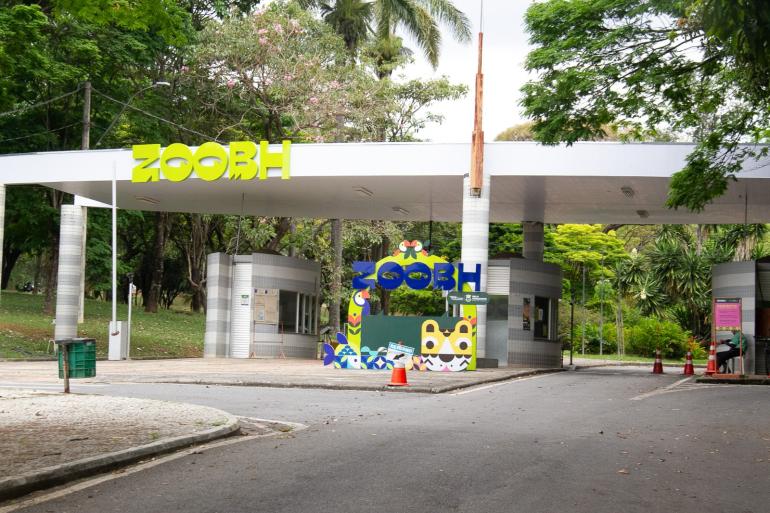 Confira o funcionamento da PBH no feriado de Nossa Senhora Aparecida Imagem da entrada principal do Zoológico, com a portaria, a logomarca em amarelo e azul