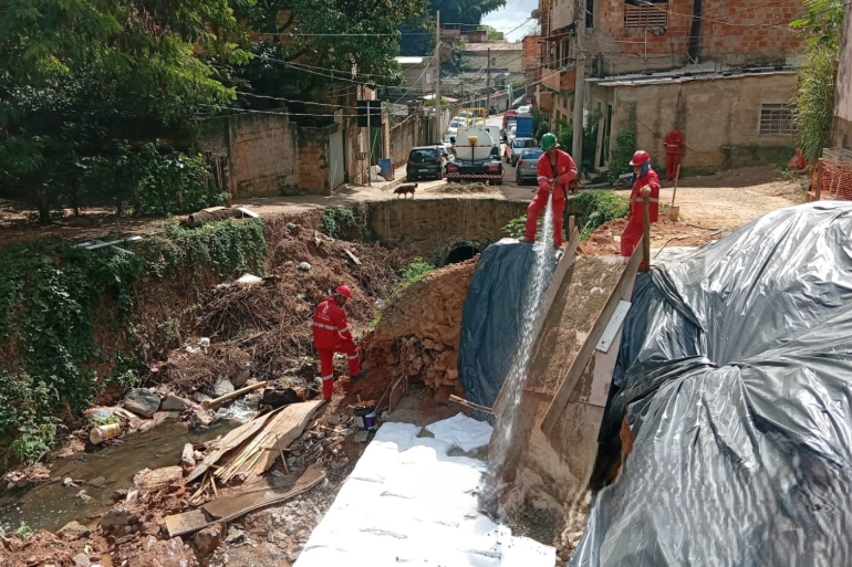 Obras para conter erosão estão em andamento na Rua Maria Carmem Valadares, no Santa Efigênia