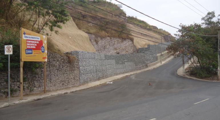 Prefeitura finaliza obras de estabilização de encosta da Rua Roma, no Santa Lúcia